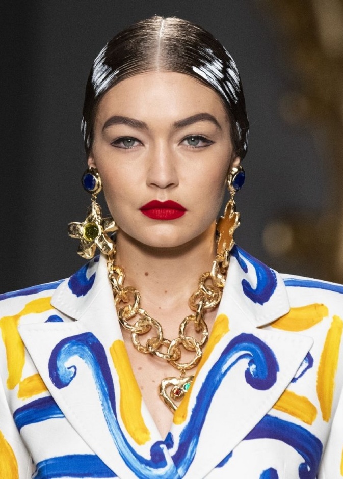 طريقة استخدام الكونتور الكريمي للحصول على شفاة ممتلئة من Moschino