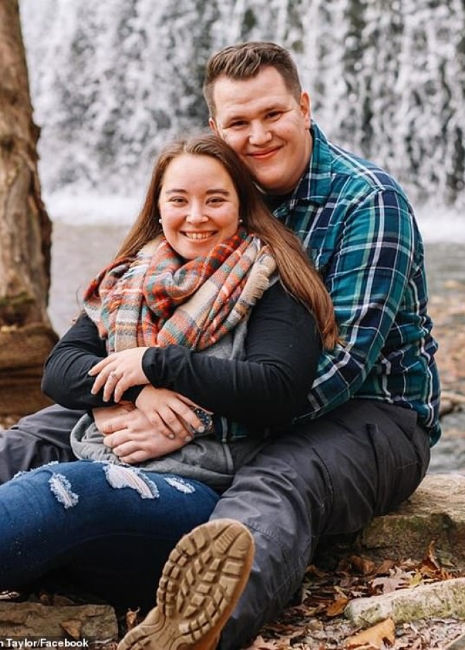  العروس راشيل تايلور وعريسها كالفين تايلور