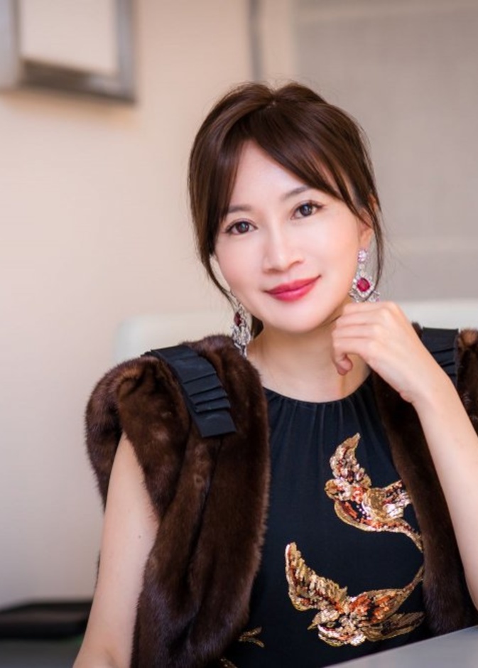 المصممة التايوانية آنا هو تساهم في دعم متضرري كورونا