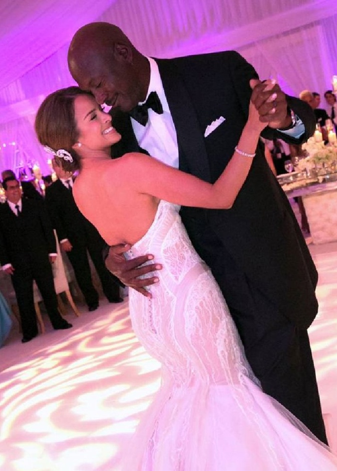 أقام مايكل جوردان حفل زفافه في أكبر خيمة في تاريخ الحفلات نصبها في عقاره الخاص في بالم بيتش في فلوريدا