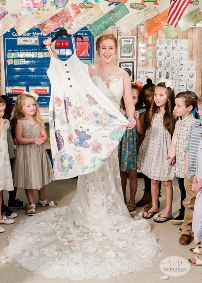 العروس المدرسة أثناء جلسلة التصوير و سط أطفال الحضانة