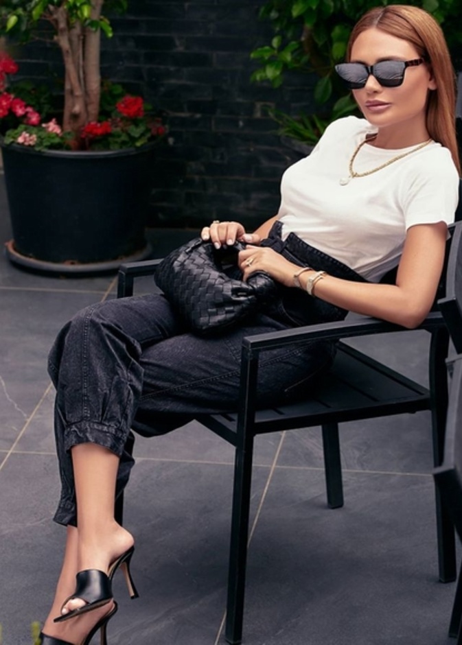 إختارت سروال دينيم خصره عال ونسّقت معه تيشيرت أبيض بسيط