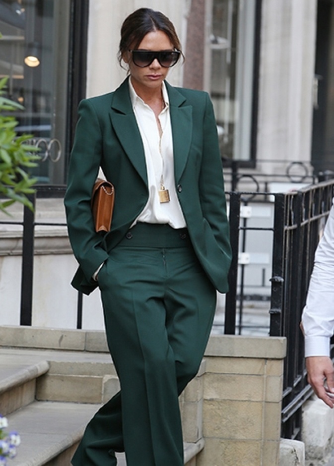  اطلالة أنيقة وعصرية اعتمدتها فيكتوريا بيكهام في بدلة باللون الأخضر الزيني