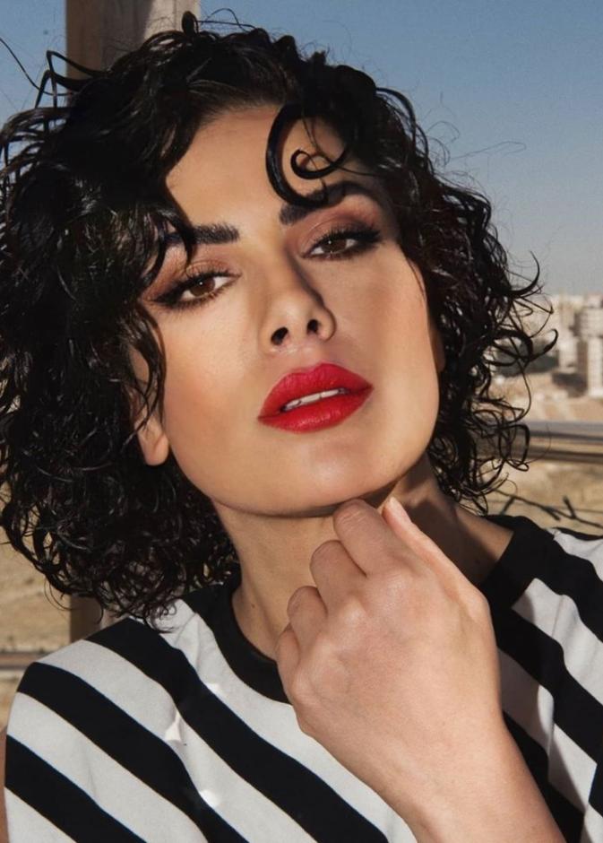 هبة مجدي بمكياج خفيف على البحر