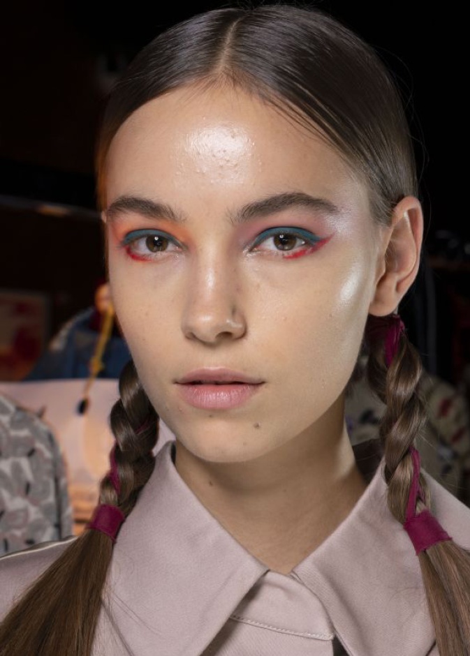 الوان ايلاينر حمراء تمنحك مكياج مشرق في صيف 2020من Antonio Marras