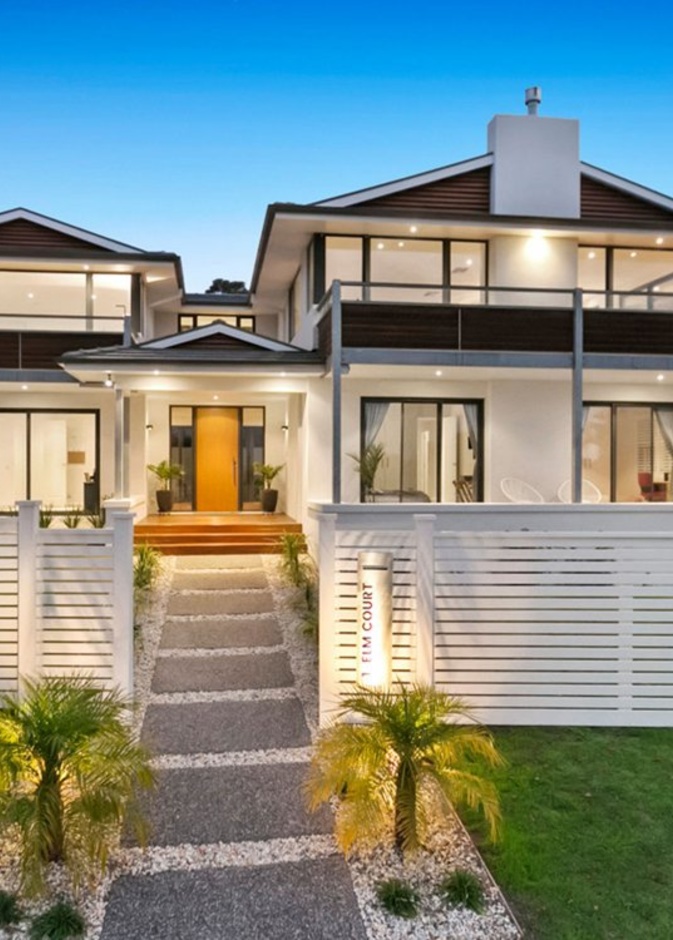 ‎سياج فيللا بسيط من الخشب وباللون الأبيض