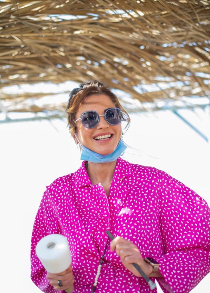 إختارت الملكة رانيا توب من وحي موضة السبعينيات، من ماركة Off-White