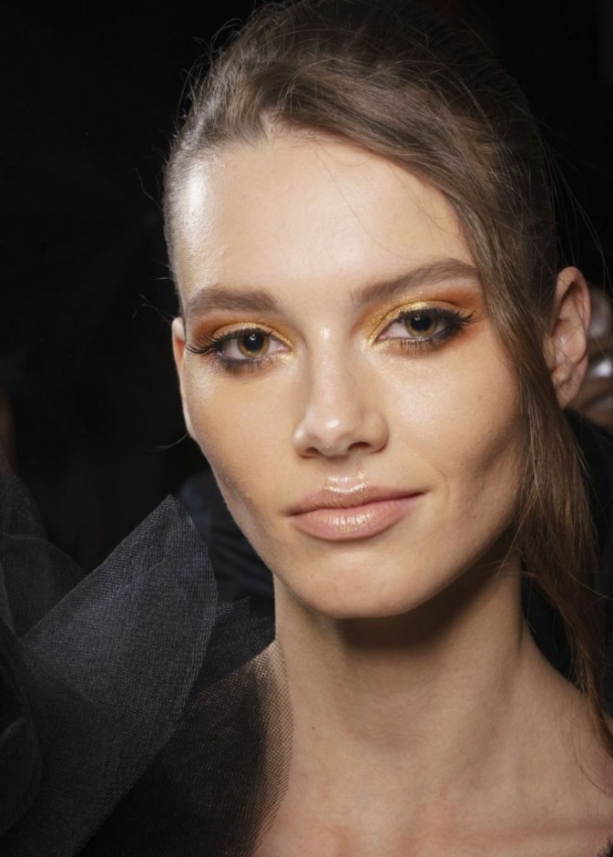 مكياج عيون براق وذهبي لسهرات عيد الفطر 2020 من Christian Cowan