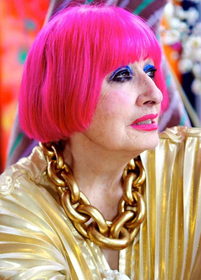 مصممة الأزياء "زاندرا رودز" Zandra Rhodes