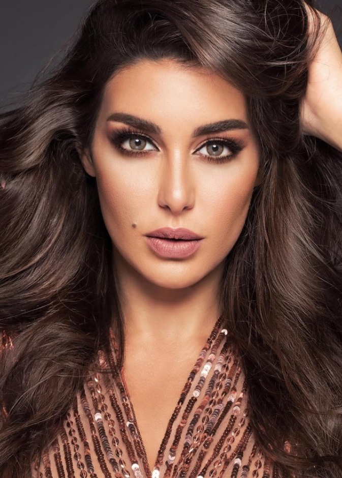  مكياج عيون نيود مع الظلال البيج وخطوط الايلاينر بأسلوب ياسمين صبري