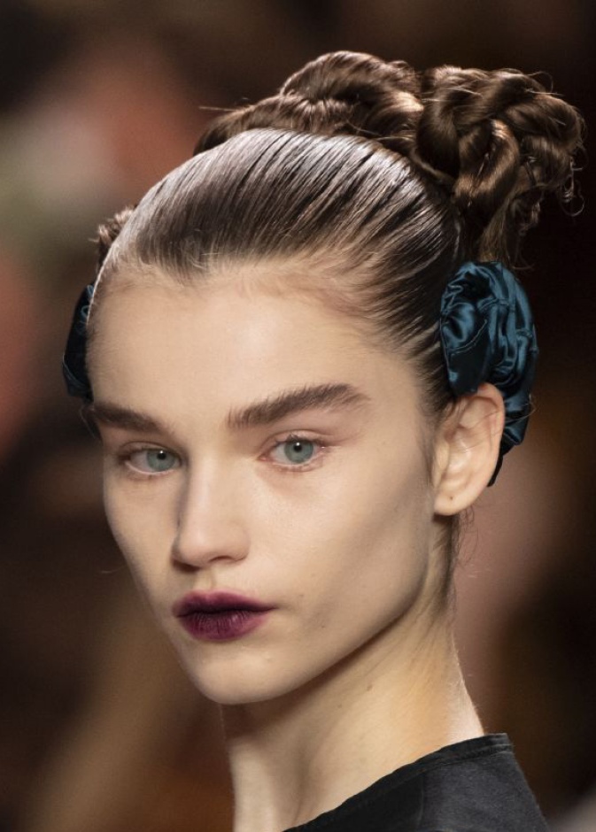 خطوات الحصول على موضة شفاه الاومبريه البنفسجية من Fendi