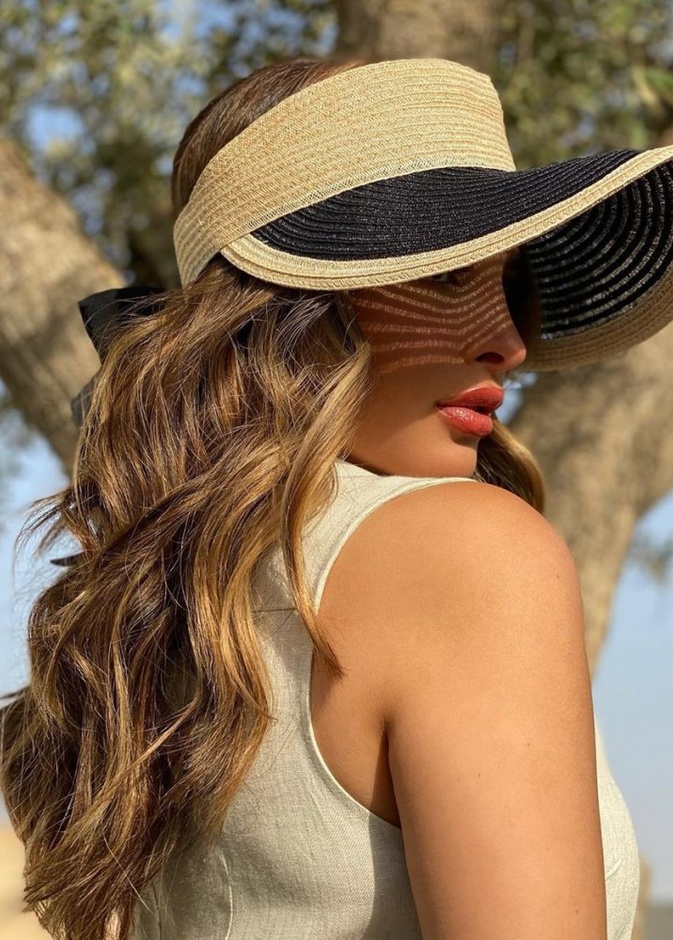 احدث موديلات قبعات صيفية من القش لساعات النهار مستوحاة من اطلالات فوز الفهد
