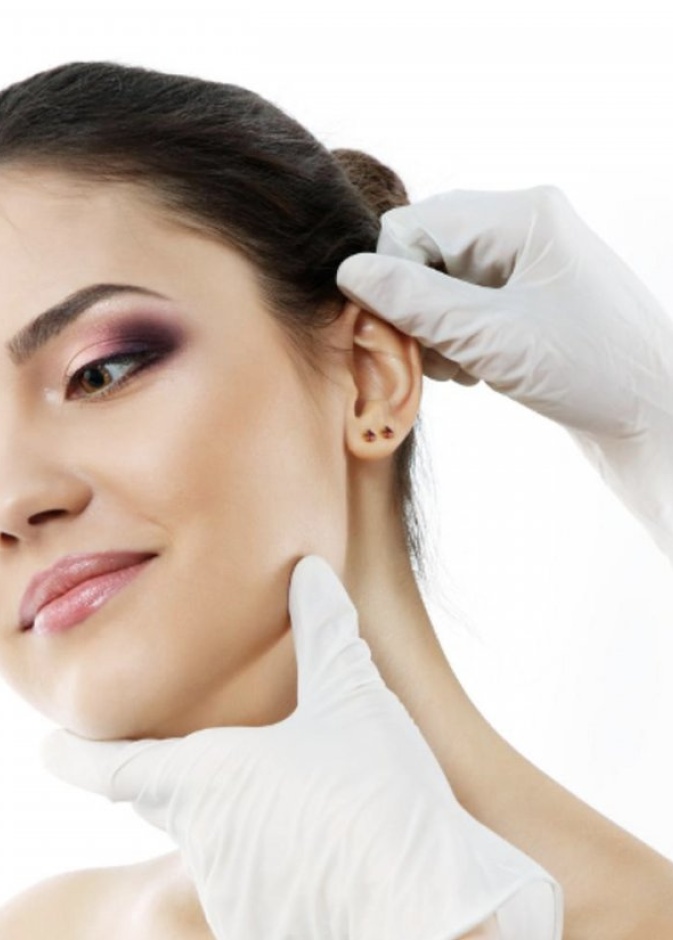 من المهم اختيار جراح تجميل ماهر وذو خبرة عند الخضوع لعملية تجميل الأذن