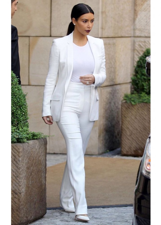  بدلة رسمية أنيقة باللون الأبيض اعتمدتها كيم كارداشيان