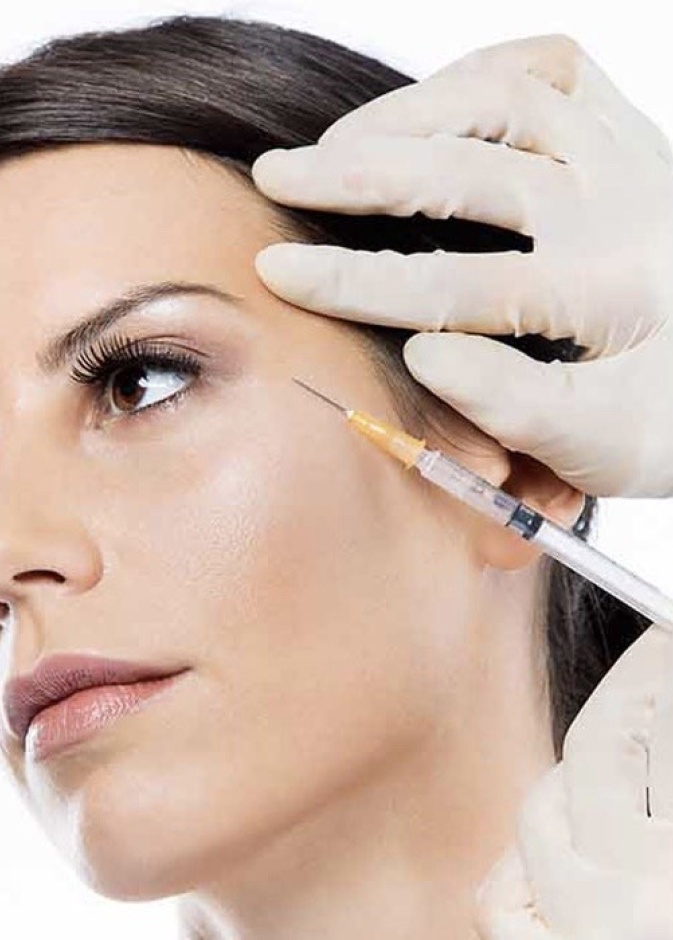 تساعد حقن الفيلر على علاج فقدان الحجم تحت العين وملء الفراغ وتعديل شكل التجاويف