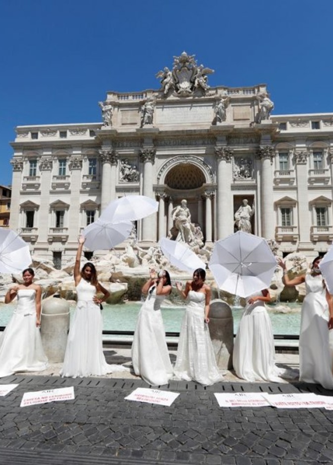  عرائس ابطاليا يتظاهرن ضد كورونا بفساتين الزفاف