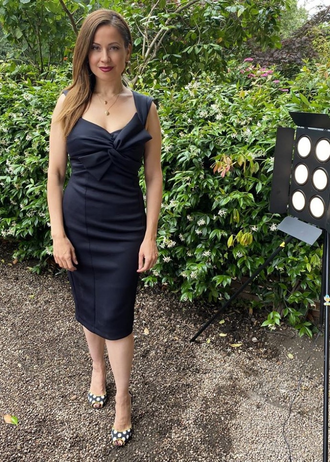  تألقت ريا بفستان أسود ميدي ضيق أظهرها رشاقتها