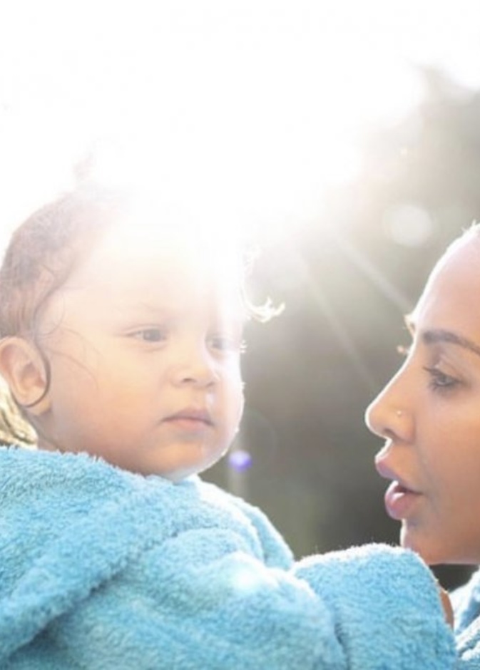 جويل مردينيان تكشف عن وجه ابنها ناثان لأول مرة