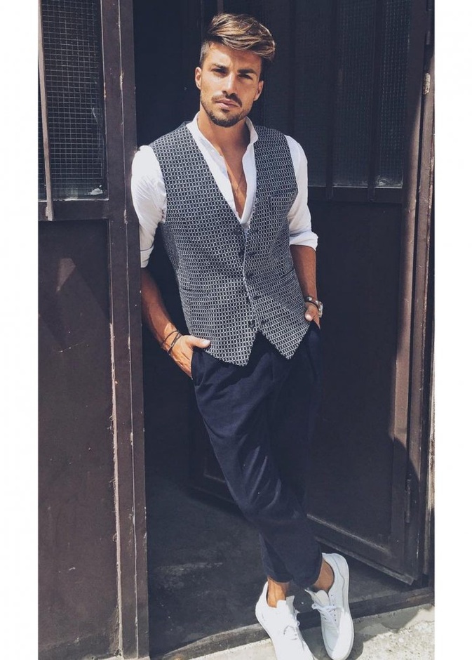  الفيست والقميص الأبيض مع السروال القماشي والحذاء الرياضي باطلالة جذابة