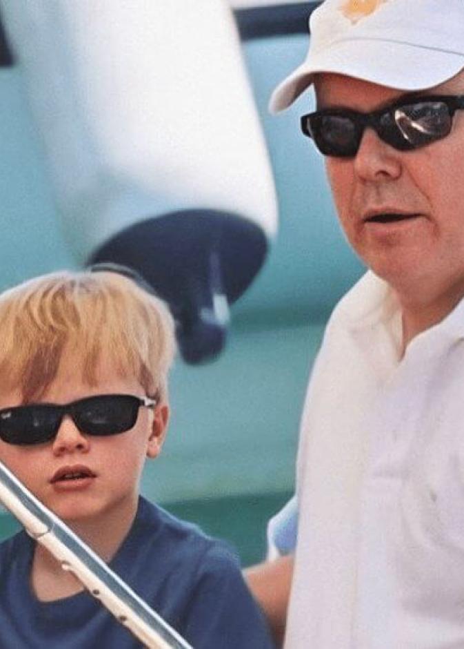 أحدث صور أمير موناكو وأسرته في عطلتهم الصيفية
