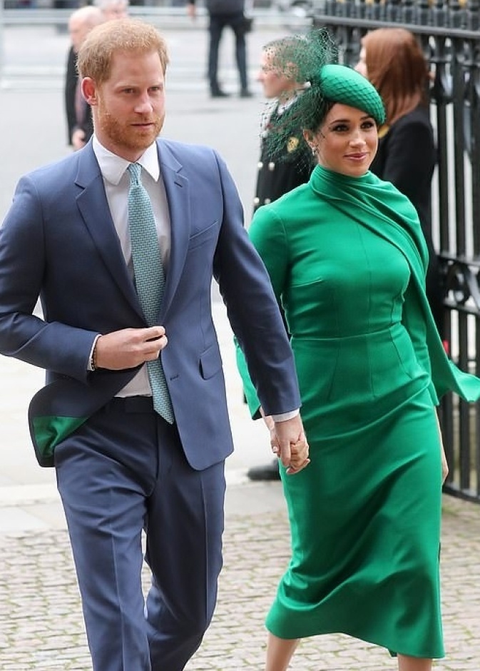 آرثر إدواردز يدعو الأمير هاري للتوقف عن الاستماع لزوجته