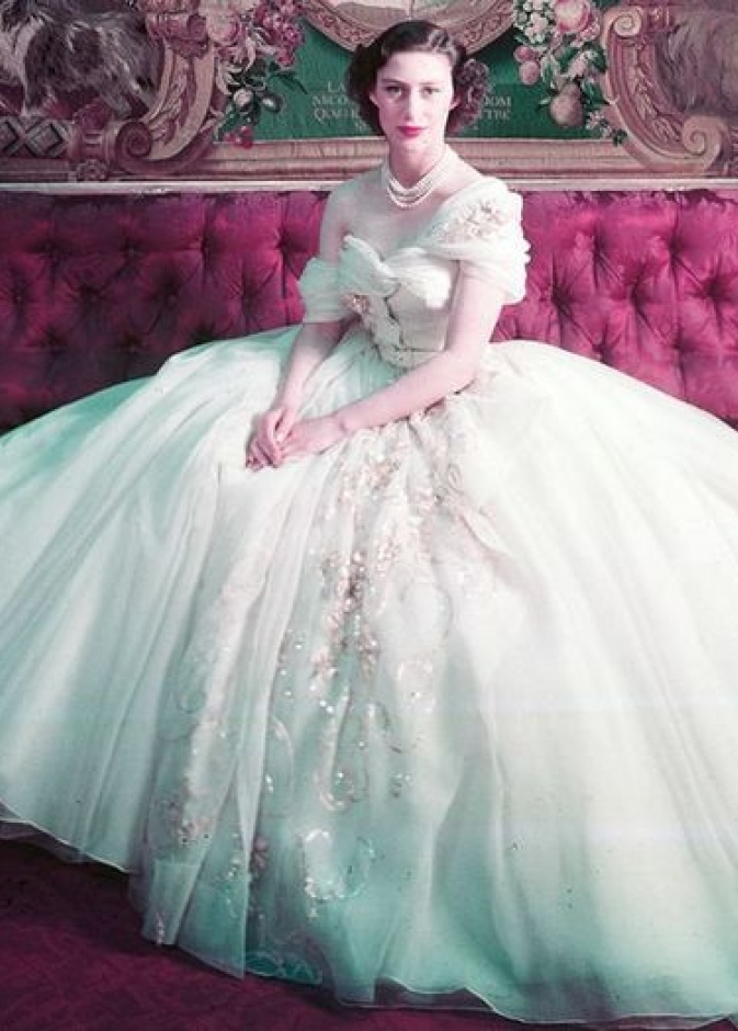 معارض أزياء ظهرت فيها فساتين سيدات القصر الملكي البريطاني 