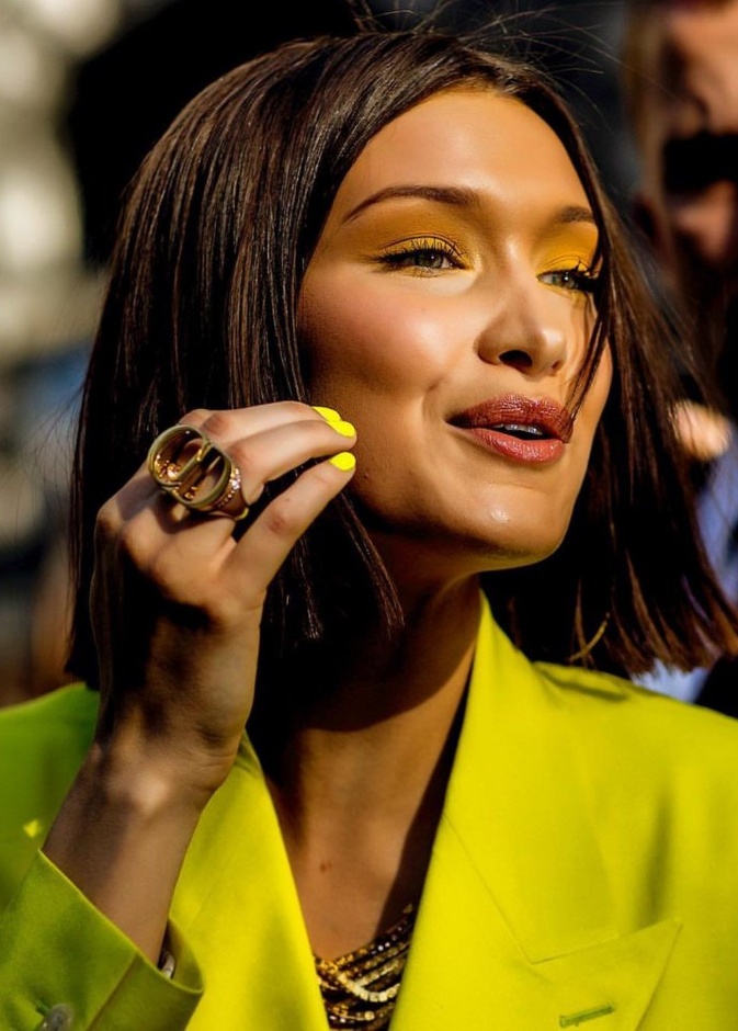  بيلا حديد بمكياج وأظافر باللون الأصفر