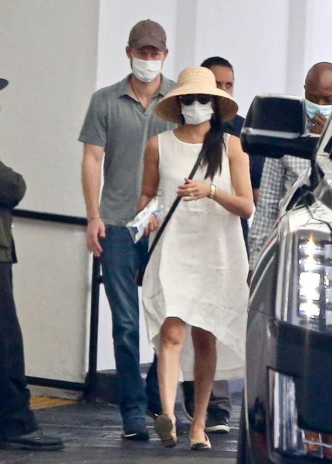  أكملت ميغان اللوك بحقيبة كروس باللون الأسود