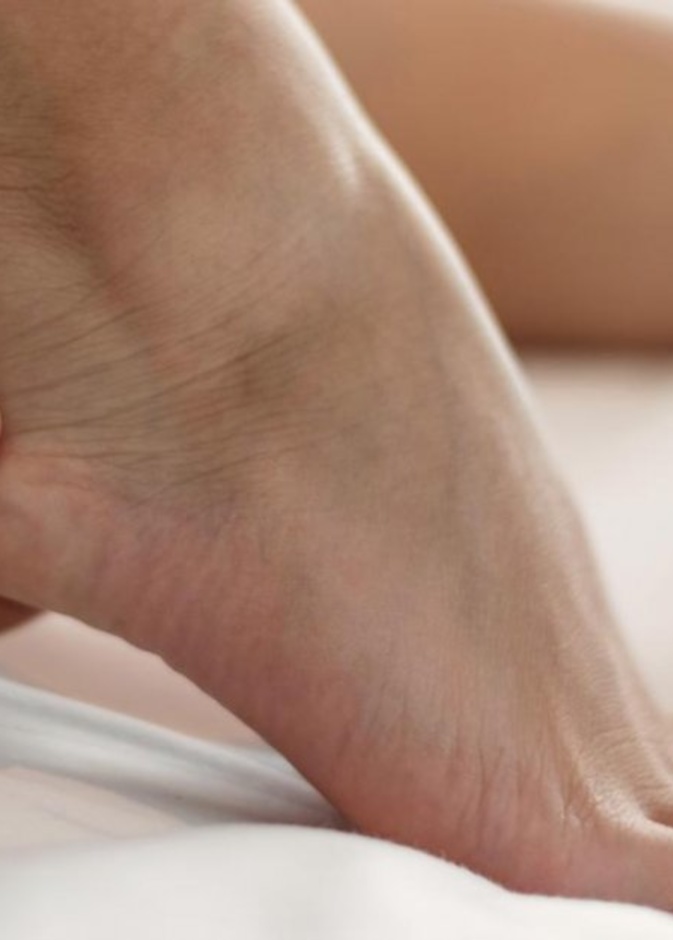 التهاب اللفافة الأخمصية يسبب آلام الكعب