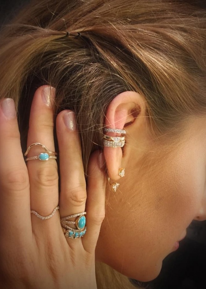  بليك ليفلي تتبع ستايل تكديس المجوهرات