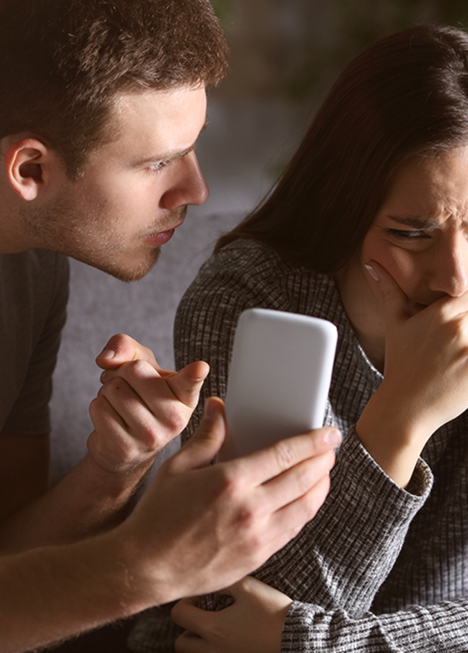 أسباب غيرة الرجل على حبيبته 