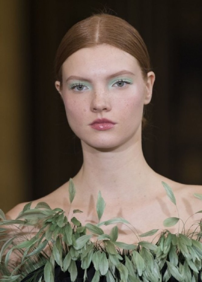 الوان ظلال عيون خضراء بأسلوب Christian Siriano