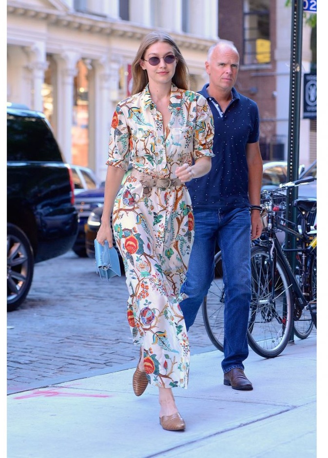اعتمدت صيحة الفستان بطبعة الورود من Alberta Ferretti