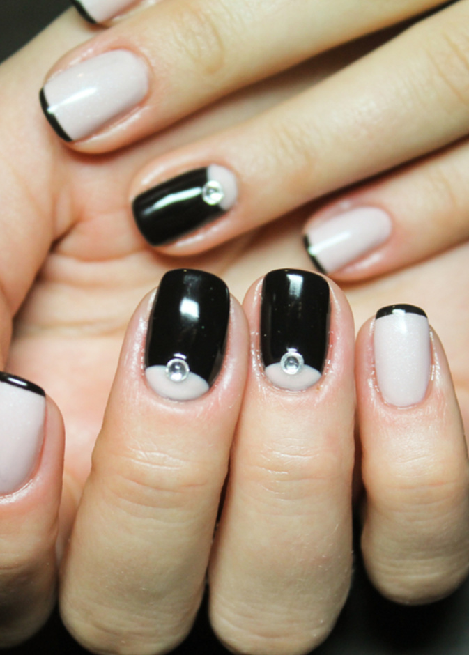 طريقة سهلة لوضع المناكير الفرنسي الاسود في المنزل