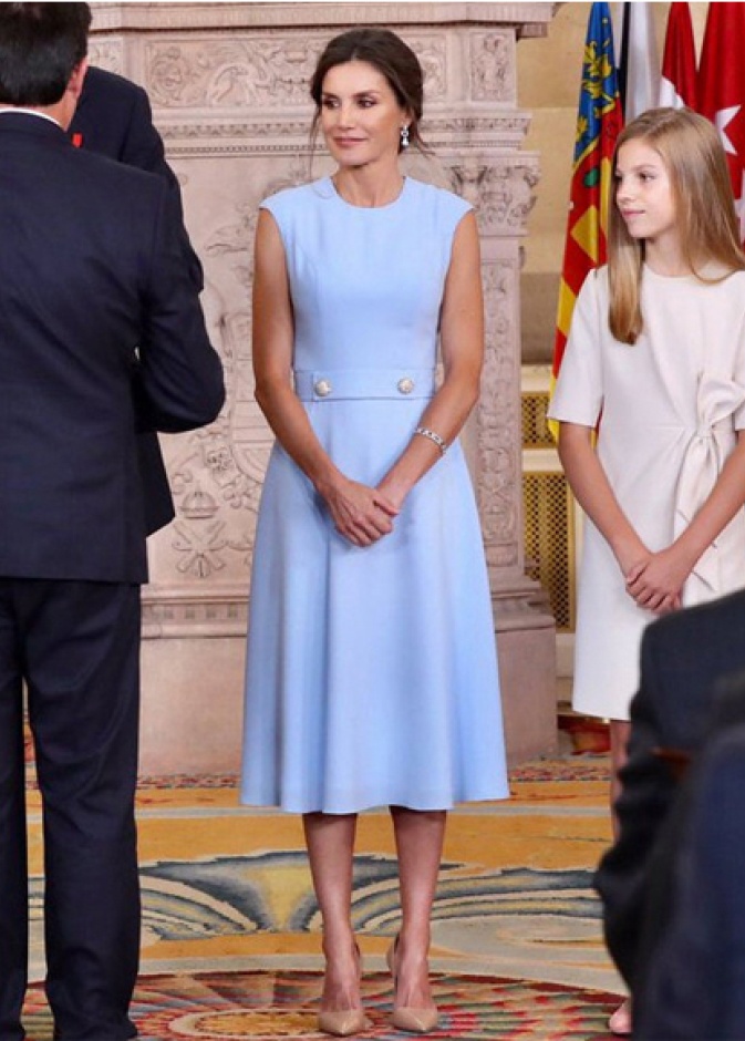 فستان ناعم باللون الأزرق تألقت به الملكة ليتيزيا