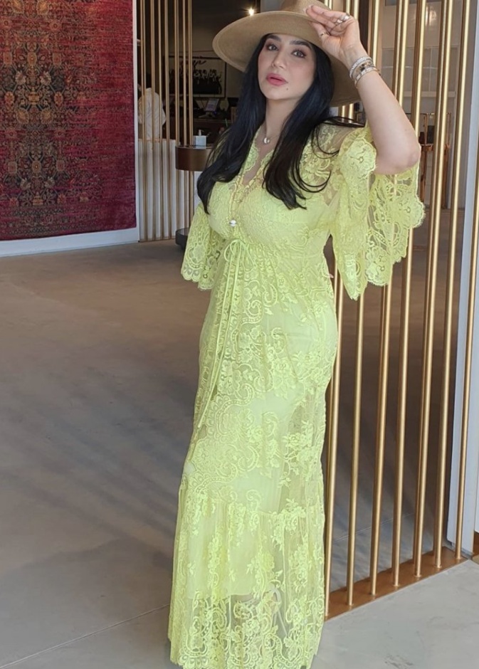 لجين عمران تزين صيفها في دبي بالألوان المرحة والعصرية