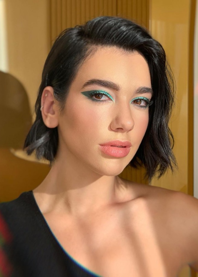 dua lipa بمكياج عيون أخضر أنيق وعصري