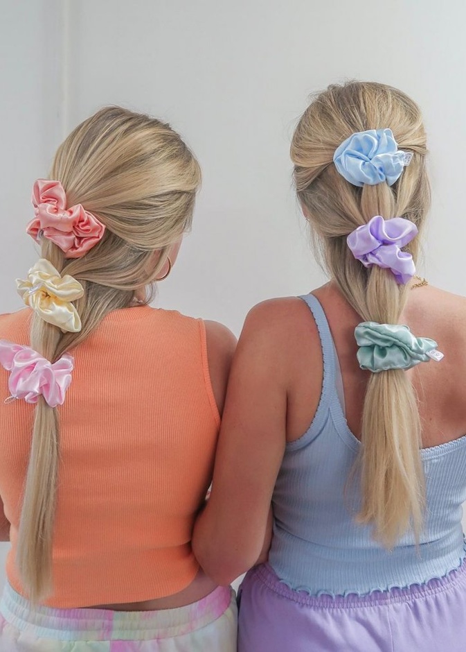 اكسسوارات scrunchie ملونة