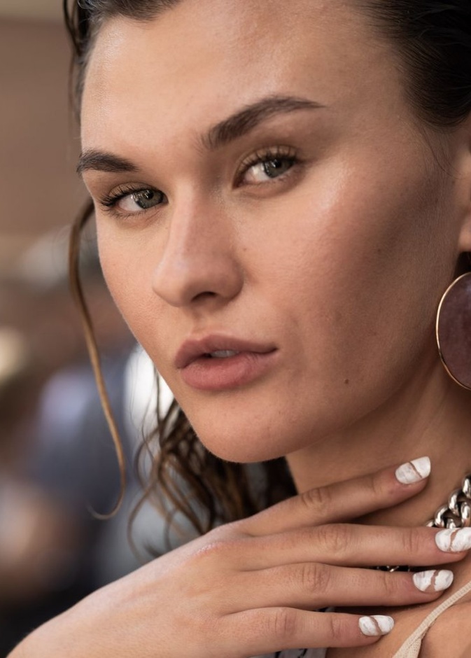  احدث الوان طلاء الاظافر للبشرة الحنطية 2020 بتدرجات بيضاء من Roland Mouret