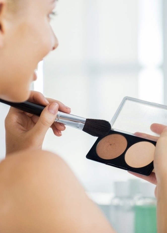  يعتمد خبراء التجميل على قطرات كريم الاساس الاغمق من لون البشرة