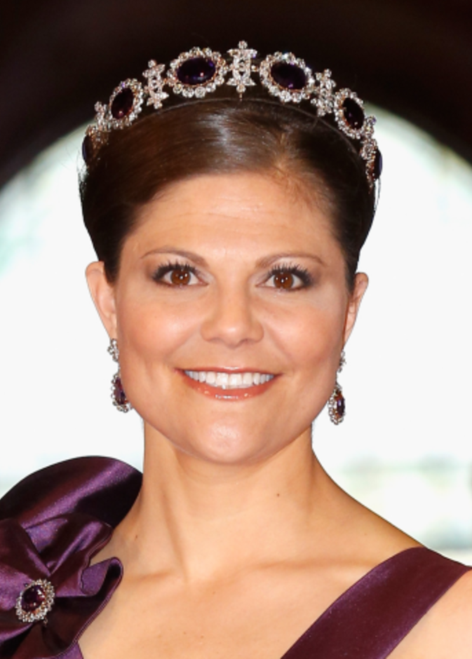 في عيدها الـ 43.. أجمل مجوهرات ملكة السويد المستقبلية