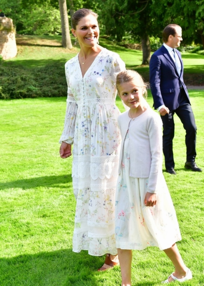  إختارت الأميرة فيكتوريا فستاناً باللون الأبيض بطبعة الورود الناعمة من ماركة By Malina