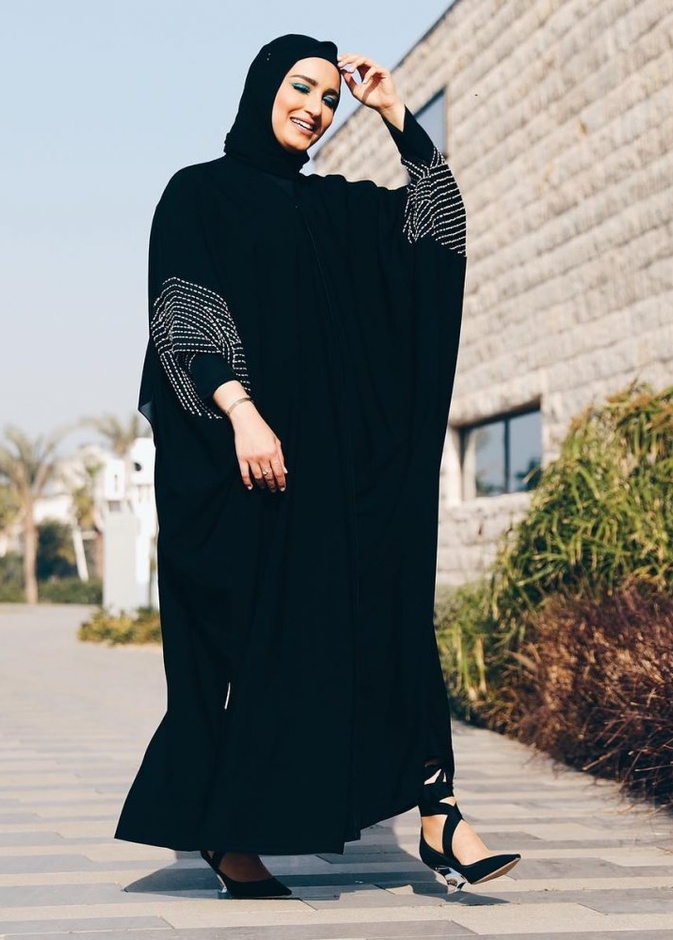 طرق تنسيق العبايات السوداء من وحي الفاشينيستا سندس القطان