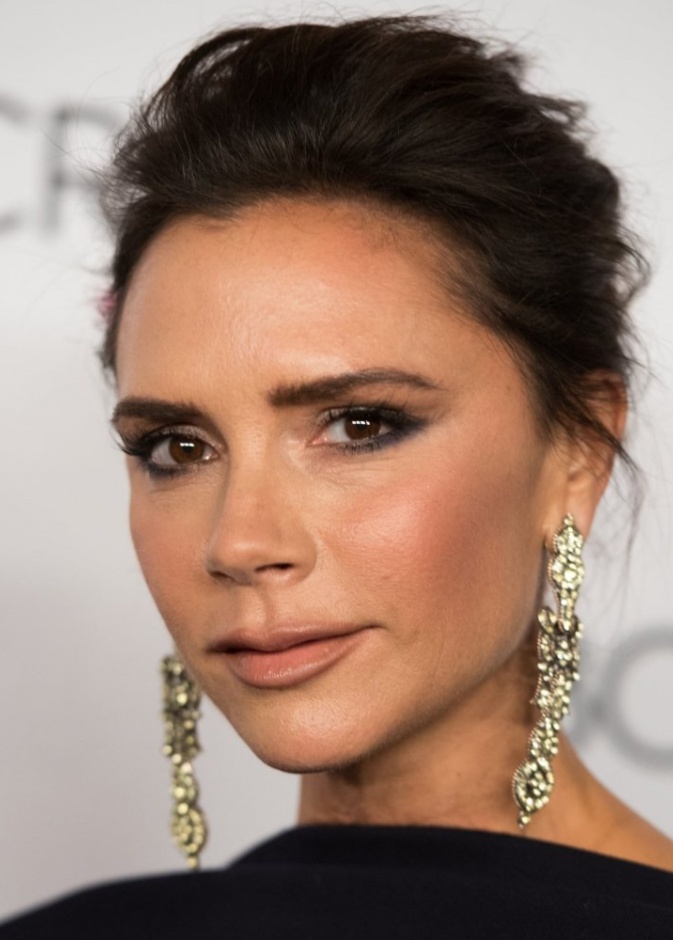 طريقة عمل مكياج عيون ساحر ومات على طريقة فيكتوريا بيكهام