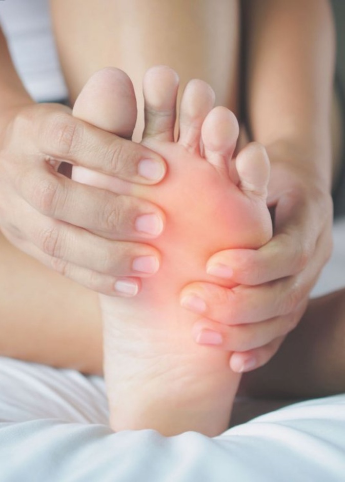سخونة القدمين أحد أعراض اعتلال الأعصاب الوراثي