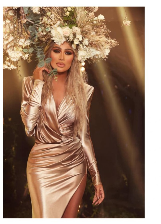 تألقت مايا بفستان ذهبيّ اللون مع اكسسوار ضخم من الورود