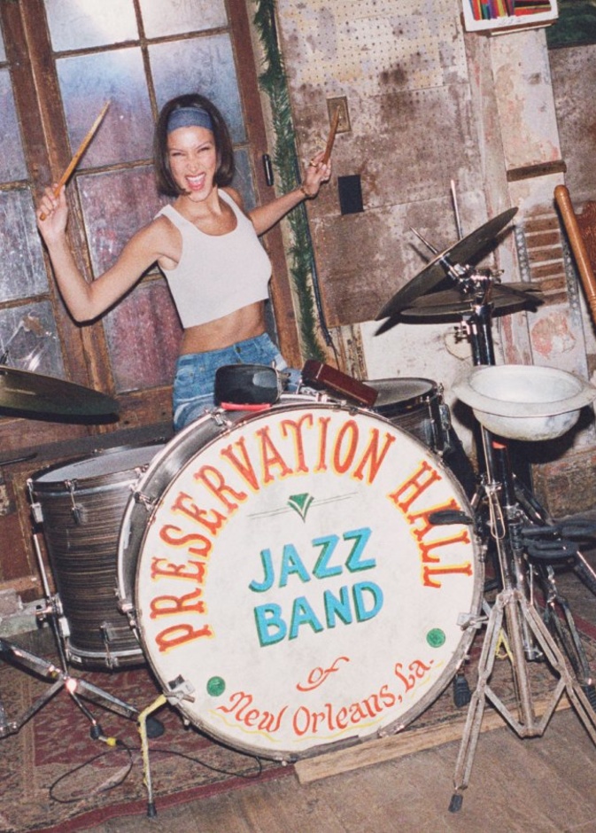 مايكل كورس يساعد بيلا حديد لقضاء 24 ساعة في نيو أورلينز