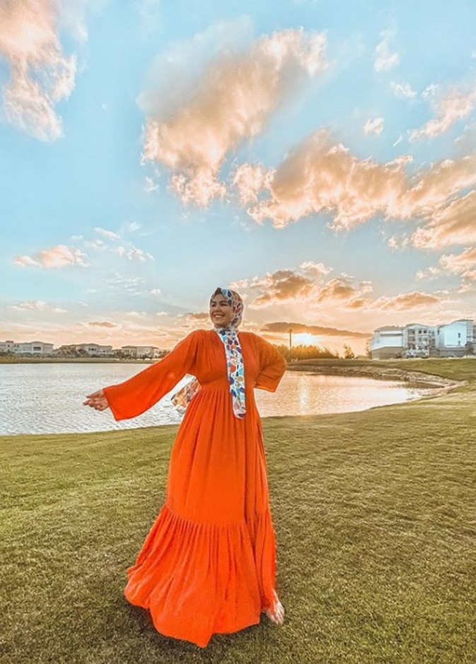  تألقت بالفستان الطويل الفضفاض البرتقالي اللون مع الأكمام الواسعة