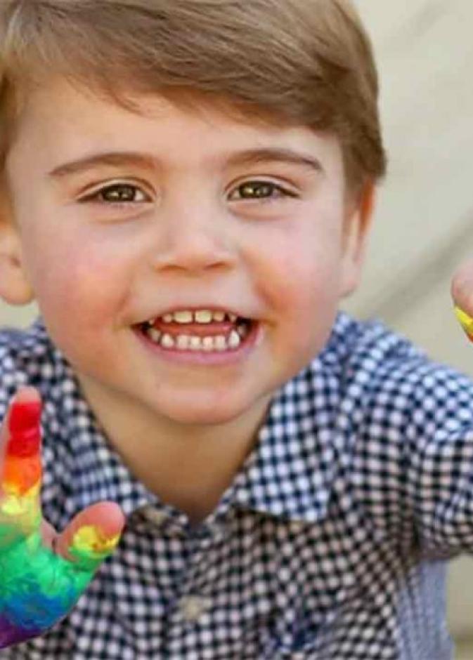 الأميرة شارلوت تخرج لسانها للجمهور والأمير لويس يمسك أنف جده.. لقطات عفوية لأبناء ويليام وكيت