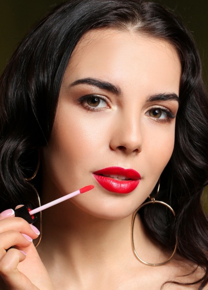  اساسيات المكياج التي يجب ان تكون في حقيبتك